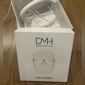 DMH Aesthetics light shield. LED red light. Facial light shield.
